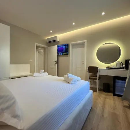 Charles Center Pensión Tirana